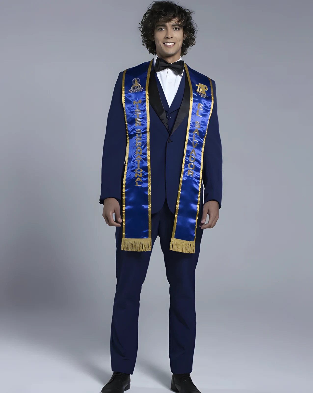 Adrián Itzam Monge con la banda de Mister Supranational El Salvador
