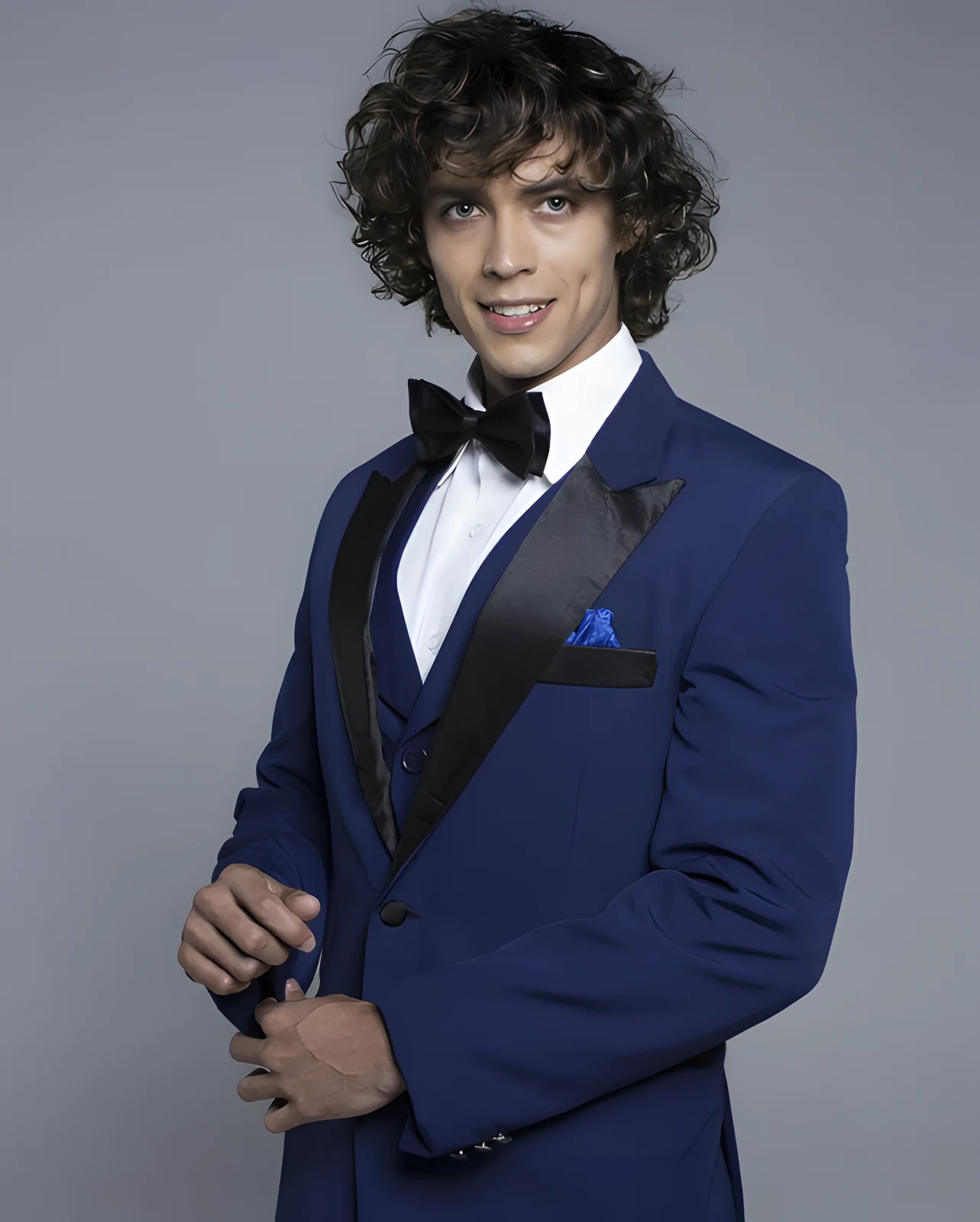 Adrián Itzam Monge con esmoquin azul rey